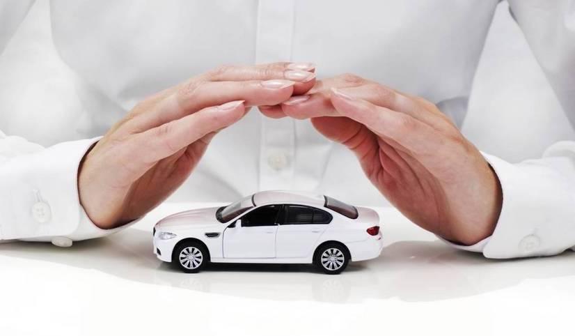 mains-protegent-voiture