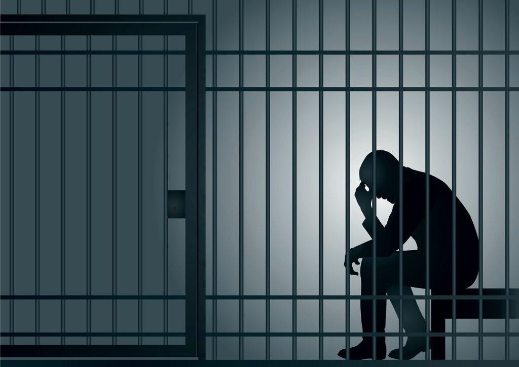 homme-assis-banc-prison-faux-avis