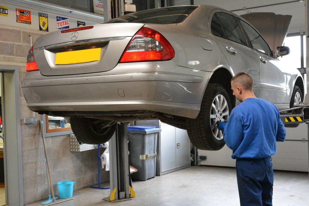 garage-automobile-mecanicien-voiture-pont-elevateur