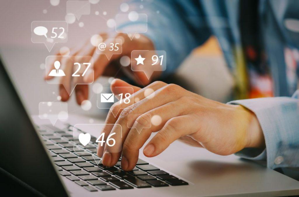 ordinateur-notifications-reseaux-sociaux-internet