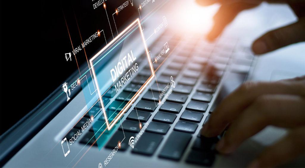 clavier-ordinateur-portable-marketing-digital