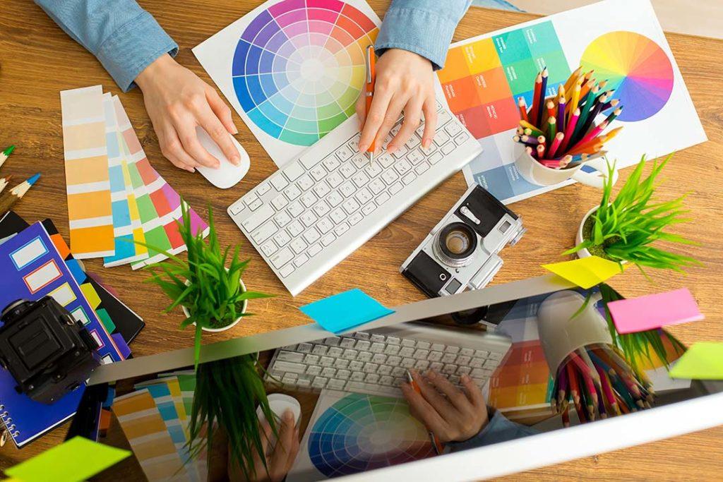 ordinateur-ecran-clavier-couleurs-design-graphique-appareil-photo