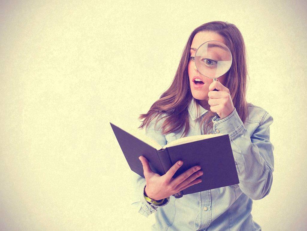 femme-loupe-livre-dictionnaire-web