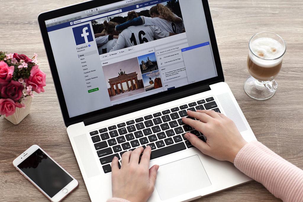 ecran-ordinateur-portable-reseau-social-facebook
