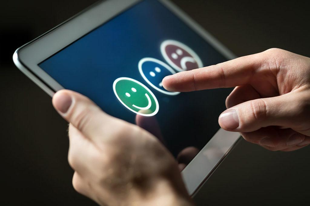 mains-tablette-avis-clients-smileys