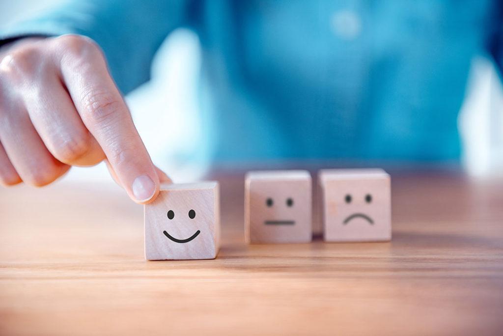 cubes-avis-clients-smiley-sourire-grimace