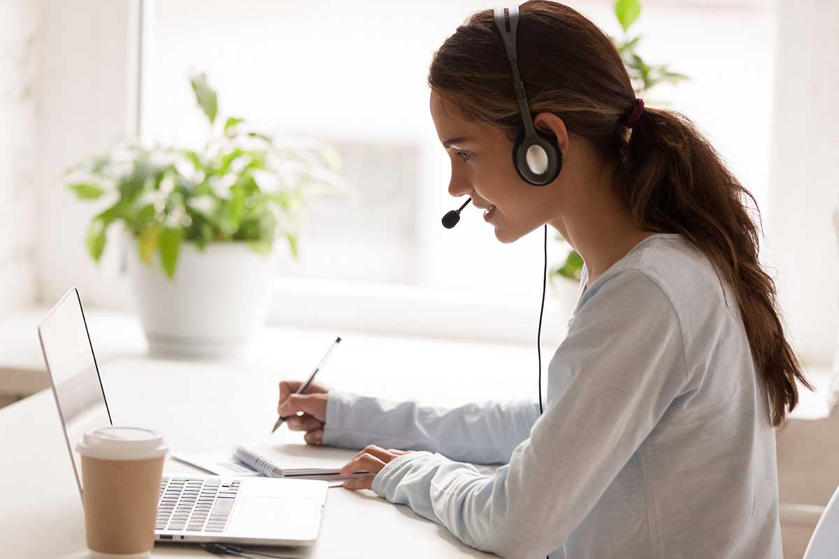 femme-teleconseiller-casque-micro-telephone-ordinateur