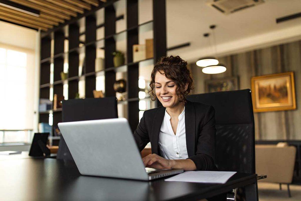 femme-travaille-ordinateur-portable-bureau