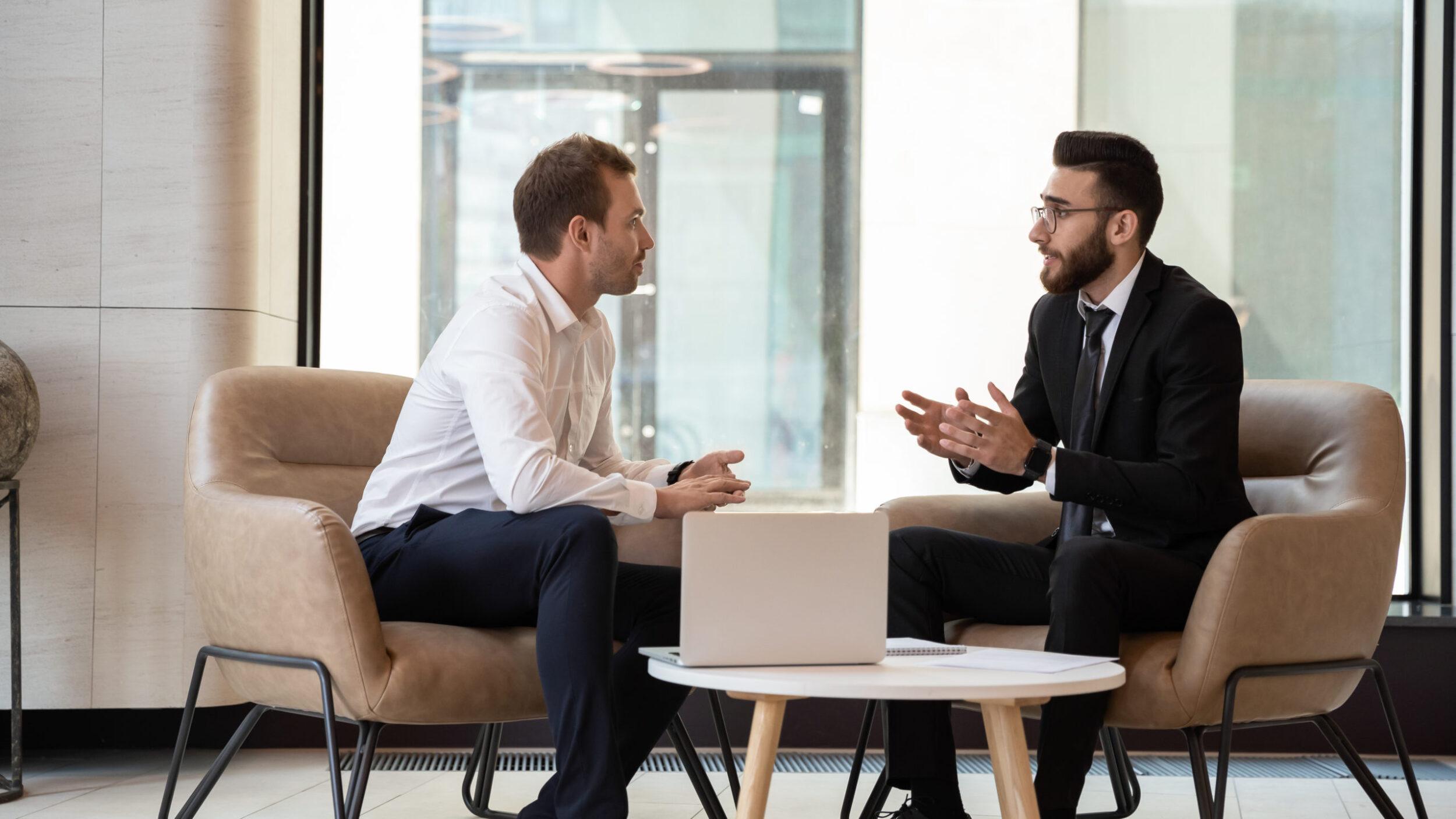 echange-discussion-hommes-pas-content