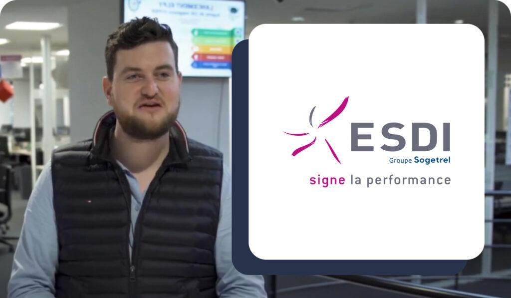 Homme s'exprimant dans un bureau moderne avec le logo d'ESDI, Groupe Sogetrel, en arrière-plan