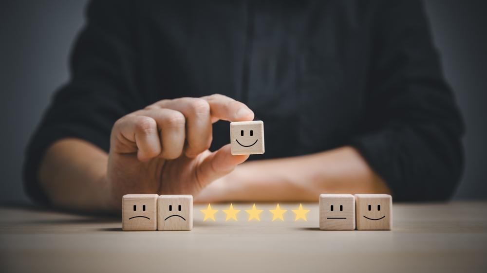 Quelle solution d'avis clients choisir quand on est artisan ? Le comparatif par le seul critère qui ne se discute pas.